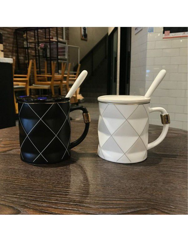 A pair of men's and women's home coffee cups