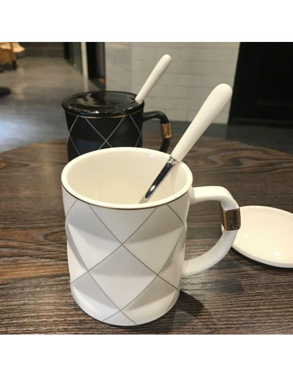 A pair of men's and women's home coffee cups